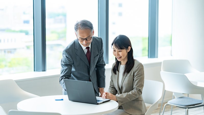 先輩が若手に教えている様子