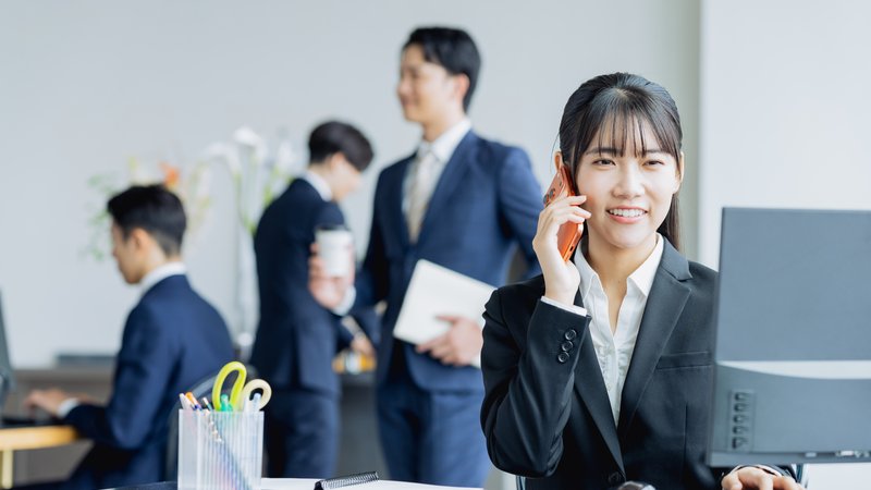 オフィスで電話応対をする担当者